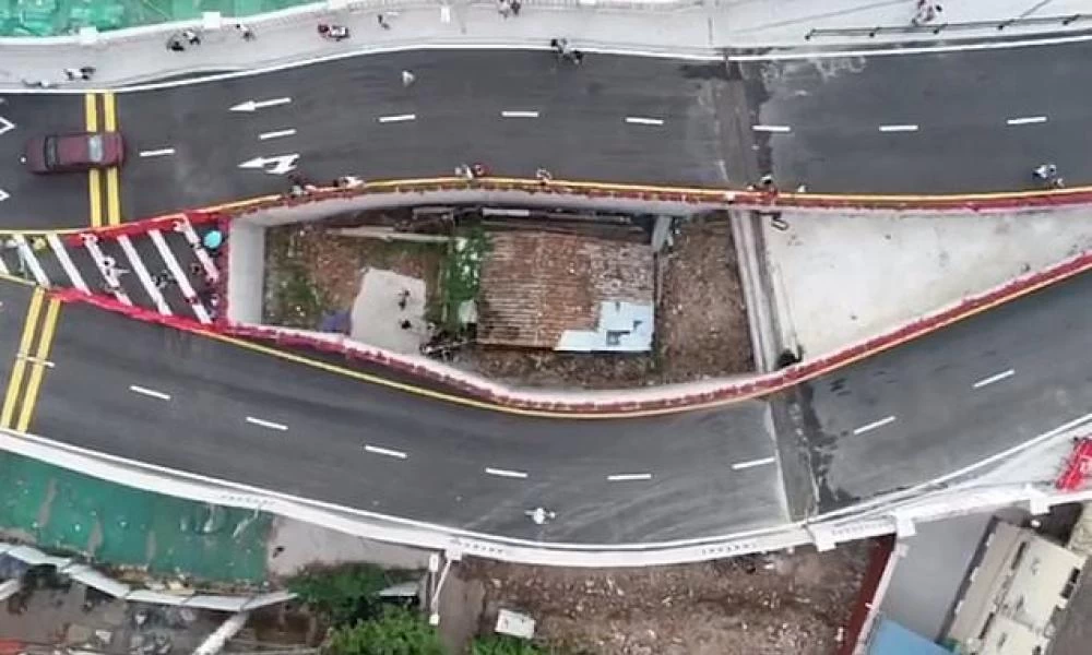 Γέφυρα κατασκευάστηκε γύρω από το σπίτι Κινέζας που αρνήθηκε να το εγκαταλείψει - Βίντεο